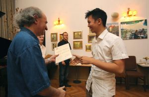 Wręczenie dyplomu Fryderykowi Hoang Dongowi; Klub Muzyki i Literatury, 30.08.2012.